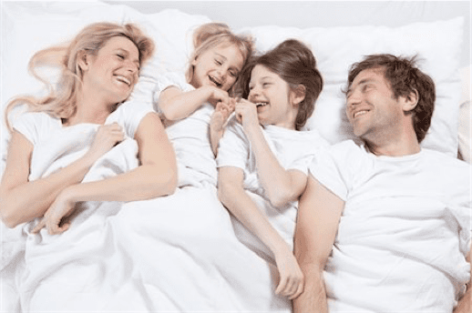 una familia en la cama ortopedica