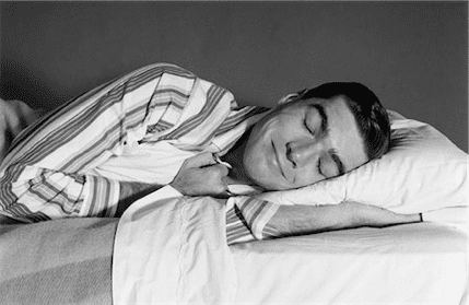hombre joven descansando en la cama