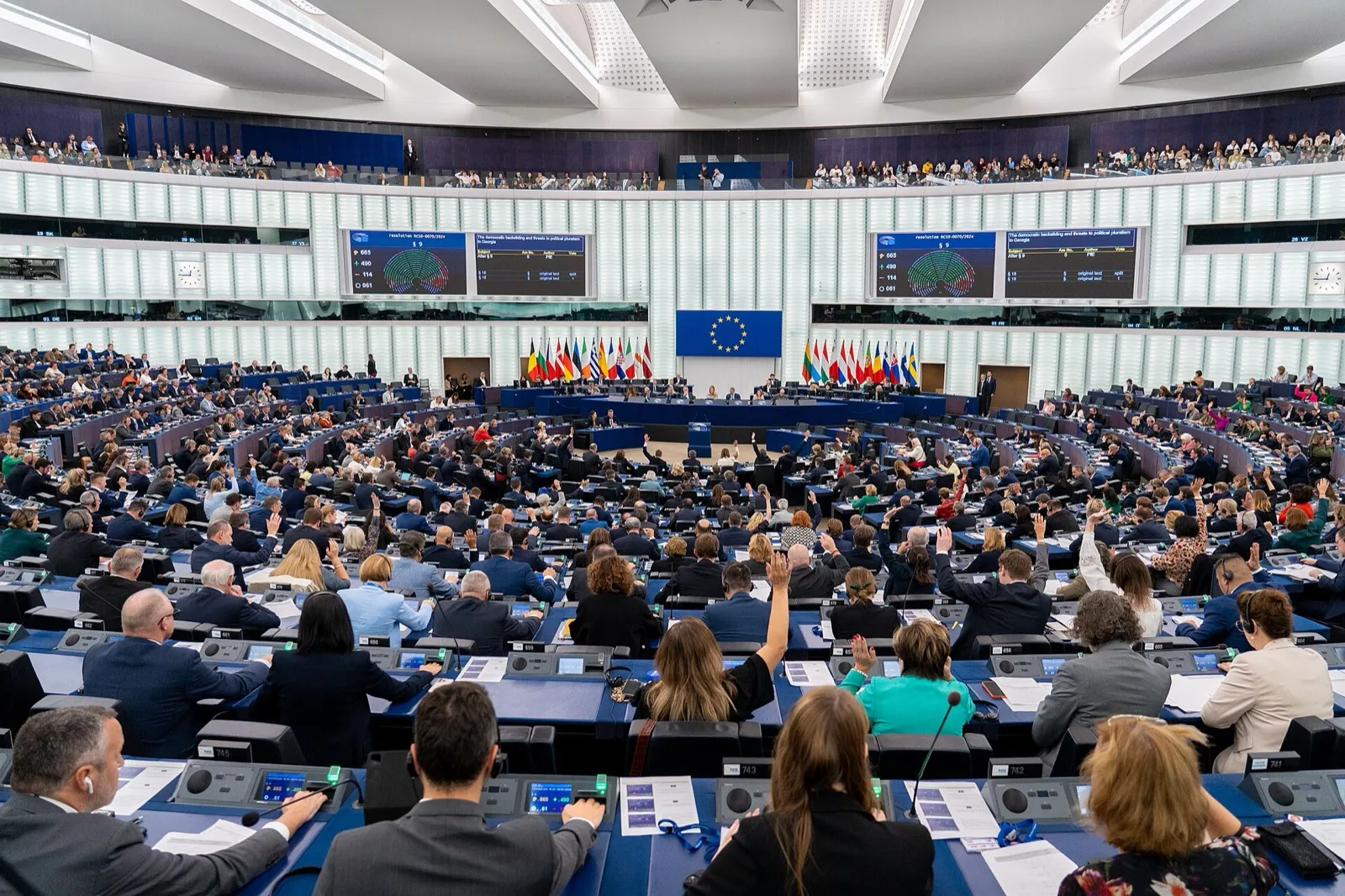 Eurodiputados levantan la mano durante una votación en el hemiciclo del Parlamento Europeo en Estrasburgo