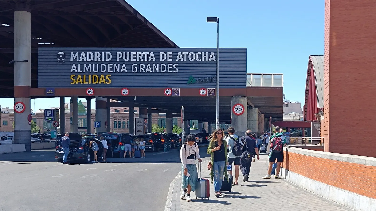 Imagen de archivo: viajeros en el acceso de salidas de la estación de Madrid-Puerta de Atocha-Almudena Grandes, gestionada por Adif