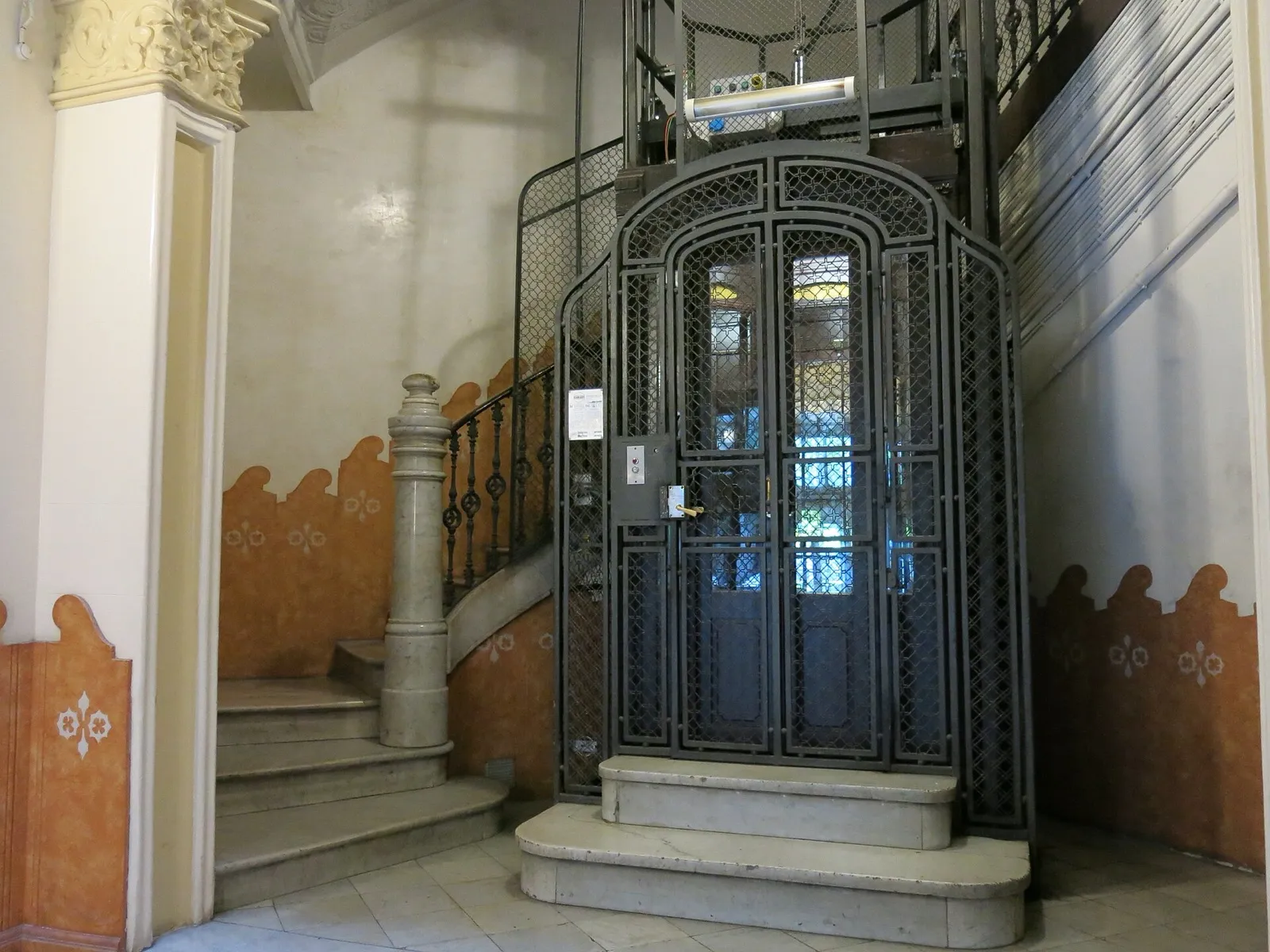 Imagen de archivo: ascensor instalado en el vestíbulo modernista de la Casa Isidre Feliu, un edificio antiguo de Barcelona