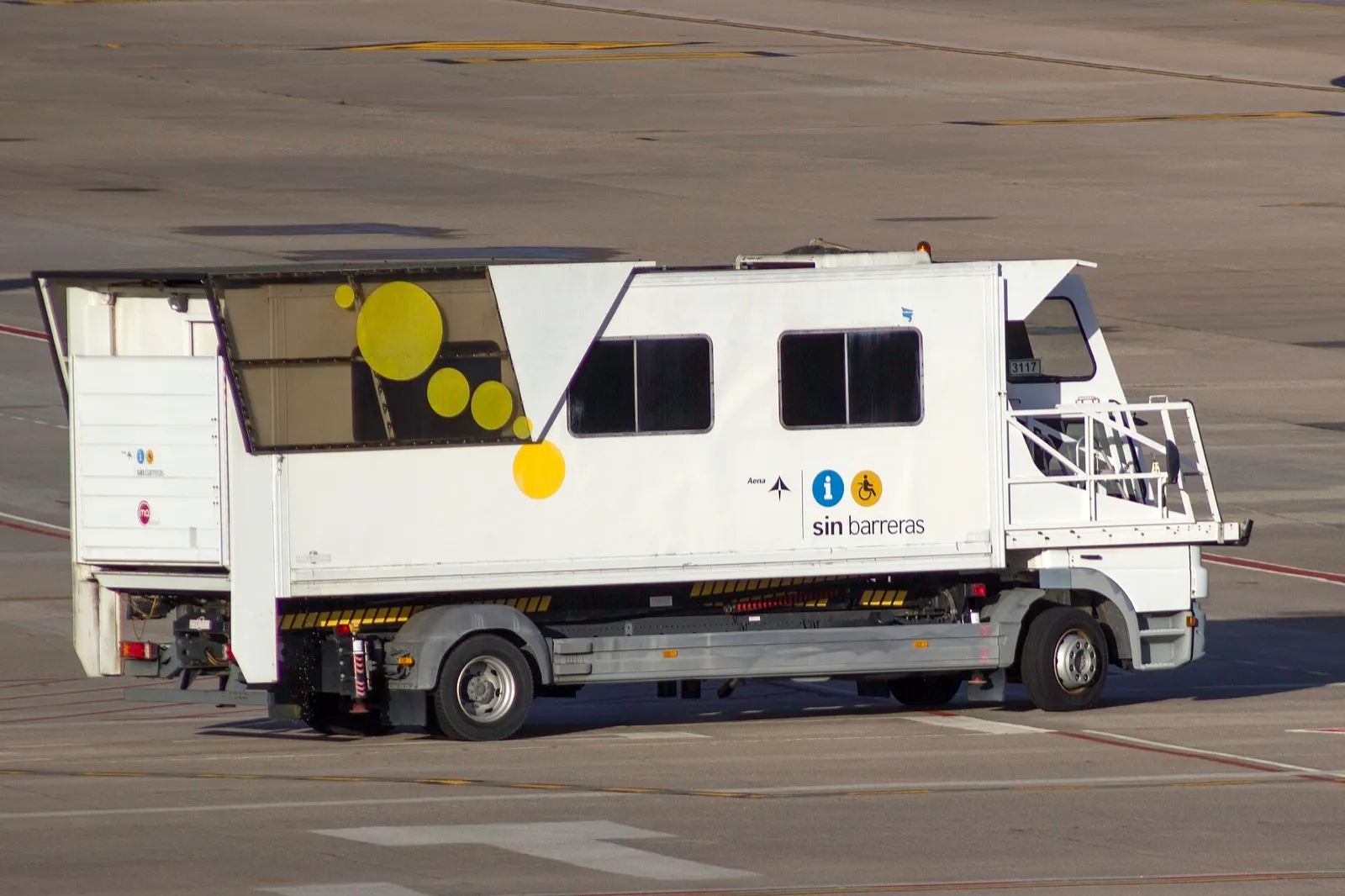 Vehículo elevador del servicio «Sin Barreras» de Aena para pasajeros con movilidad reducida, en la pista del aeropuerto de Vigo