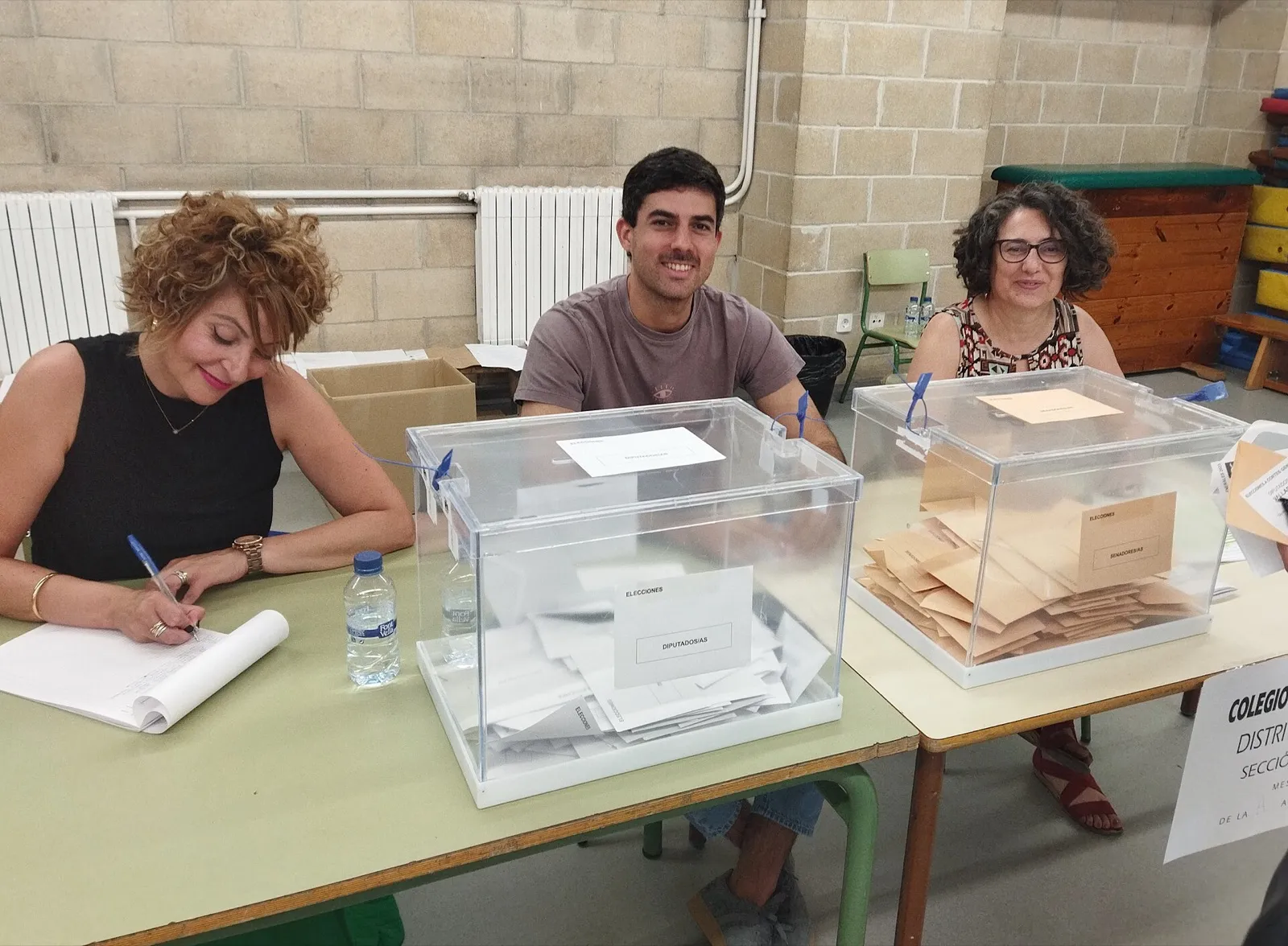 Imagen de archivo: mesa electoral con urnas transparentes en un colegio de Valladolid durante las elecciones generales de 2023
