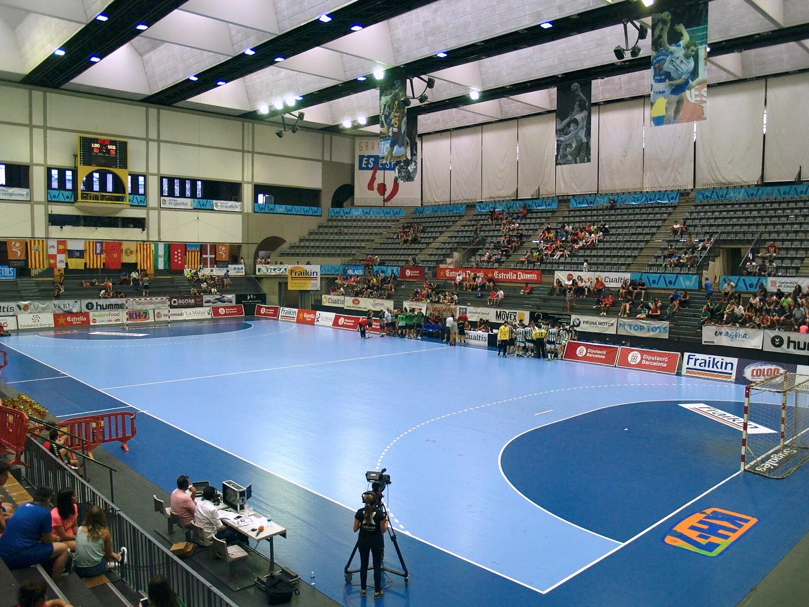 Pista del Palau d'Esports de Granollers, sede del Mundial, durante un partido de balonmano a pie
