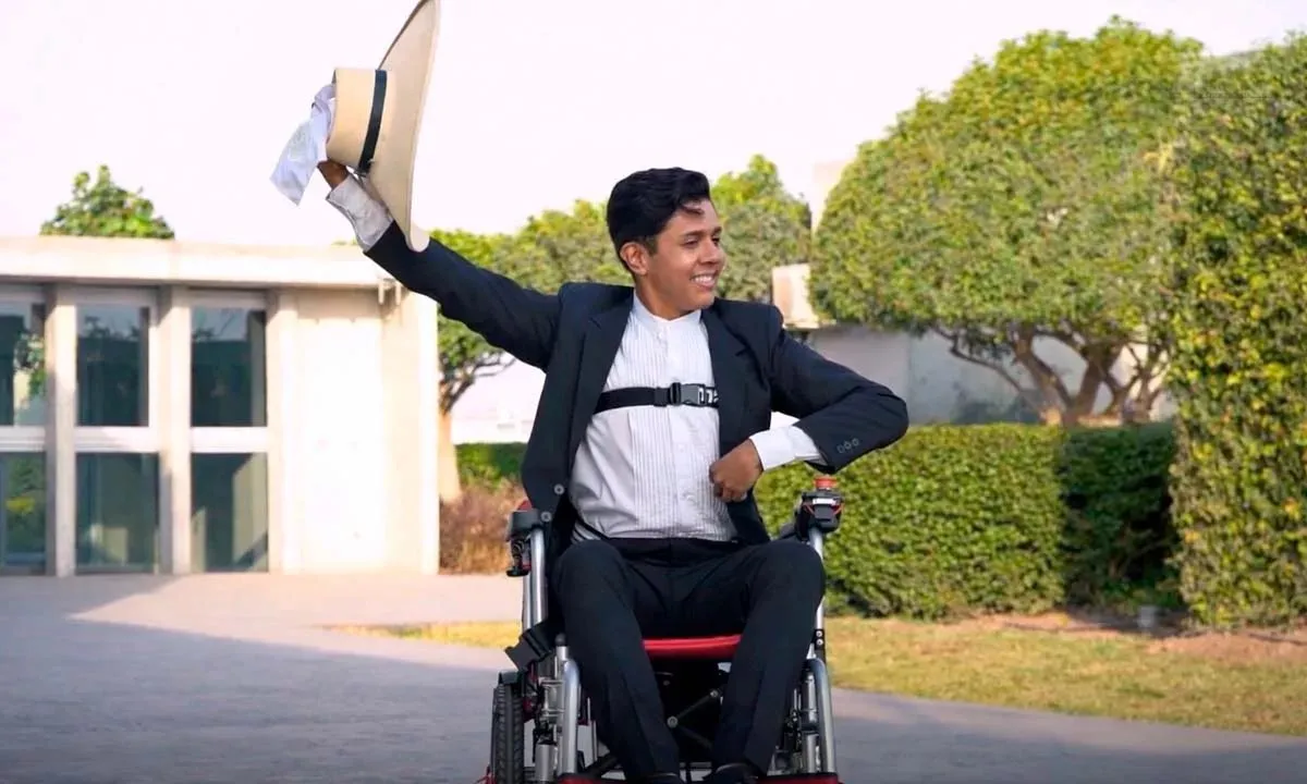 Un joven baila marinera con sombrero en la silla de ruedas FreeWheels, que conduce sin usar las manos