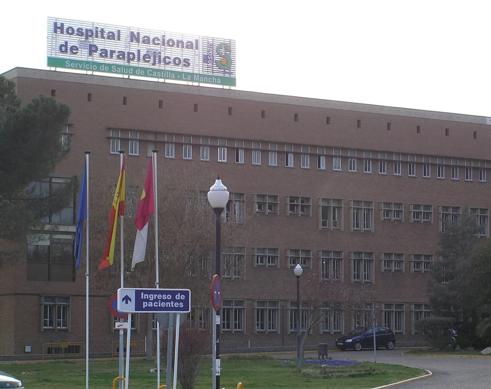 Edificio del Hospital Nacional de Parapléjicos de Toledo, con su rótulo en lo alto de la fachada