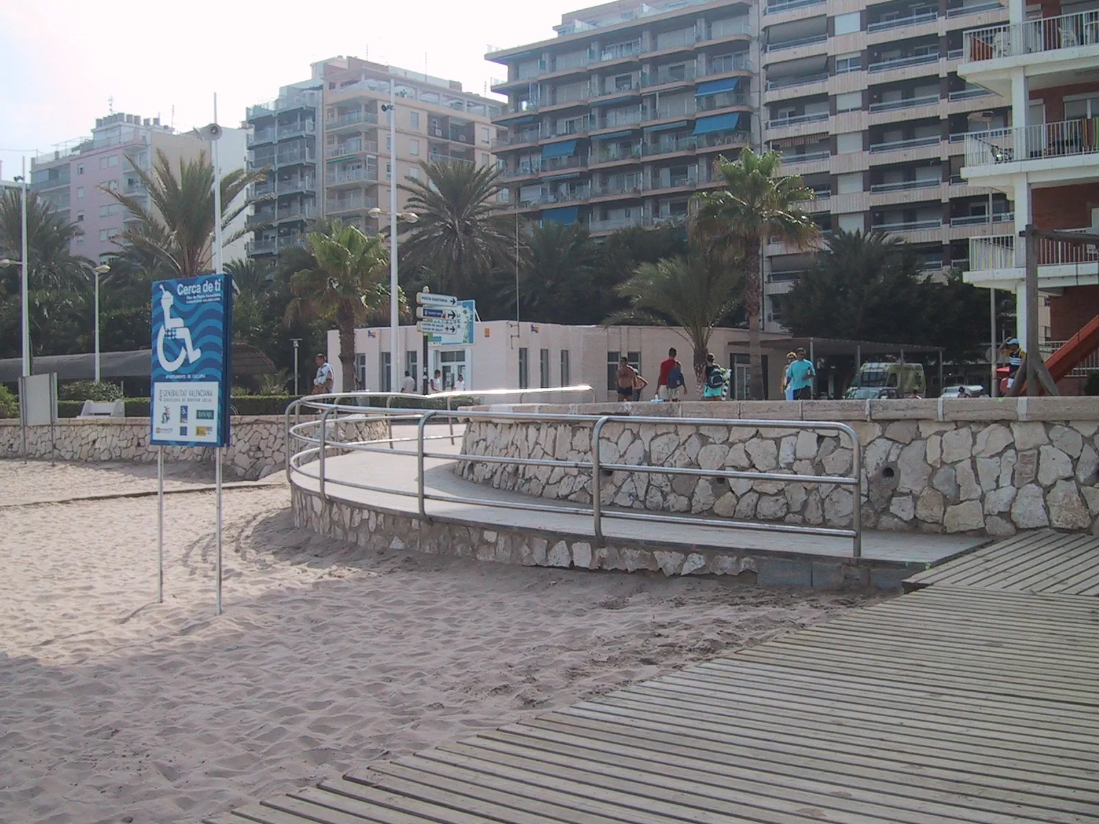 Imagen de archivo: rampa y pasarela de madera para bajar a la arena en una playa accesible de Cullera (Valencia)