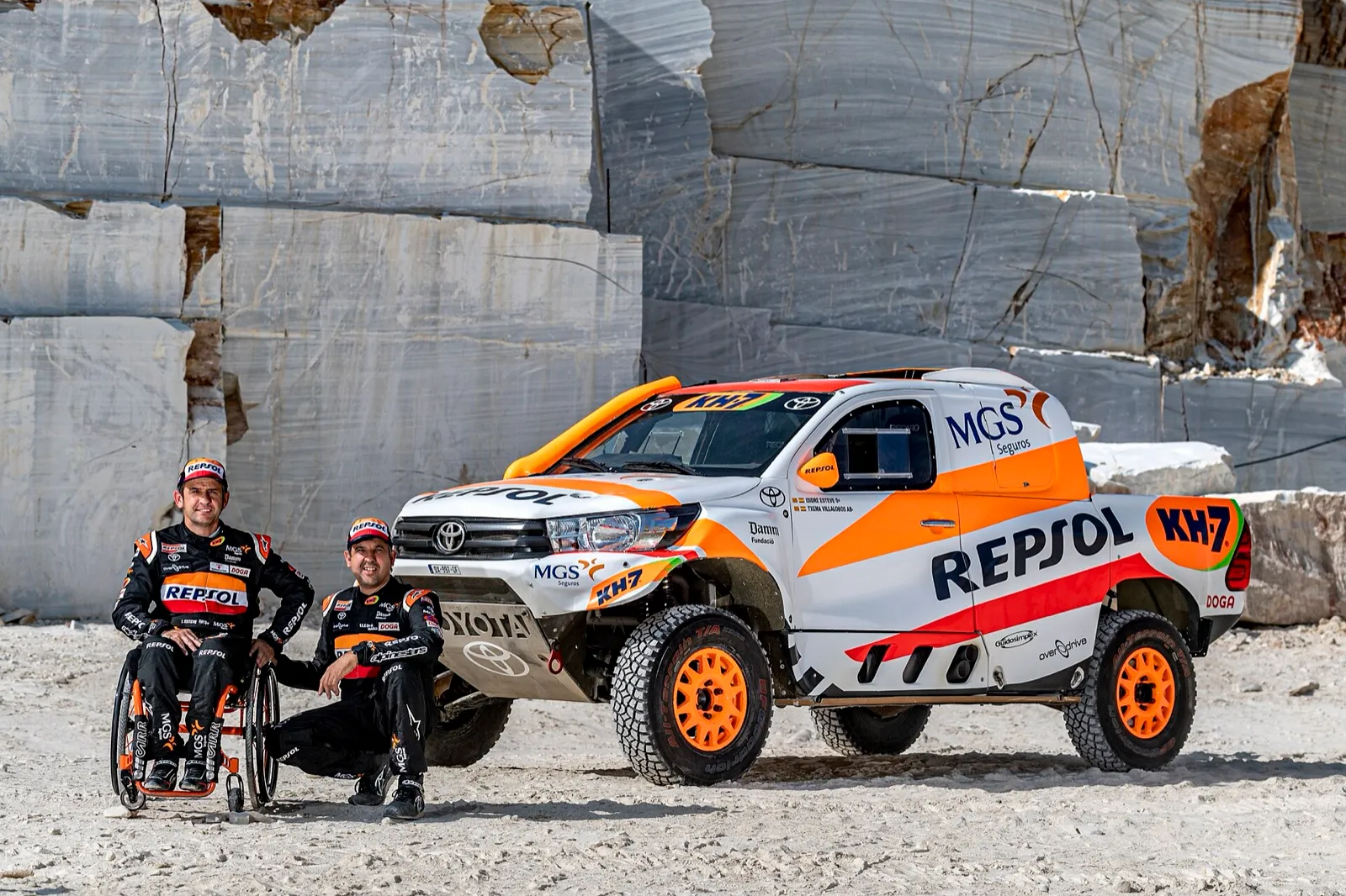Isidre Esteve, en su silla de ruedas, junto a su copiloto y al Toyota Hilux de Repsol con el que compite en rallies