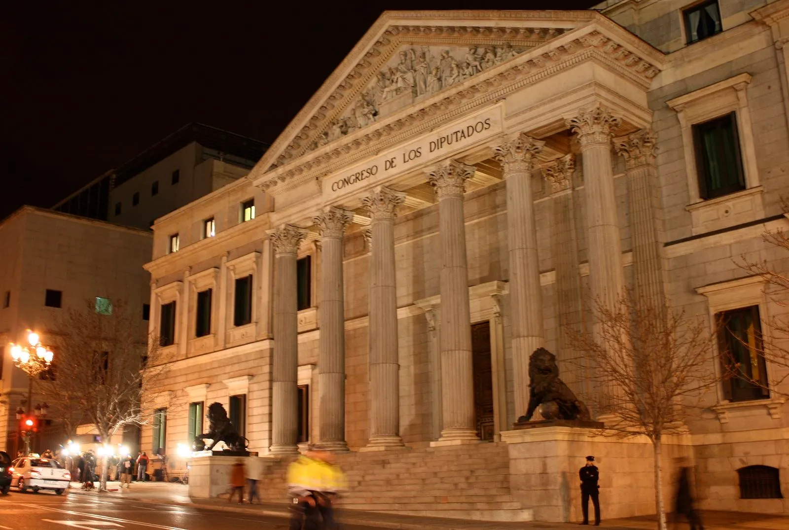 Fachada principal del Congreso de los Diputados, en Madrid, iluminada de noche