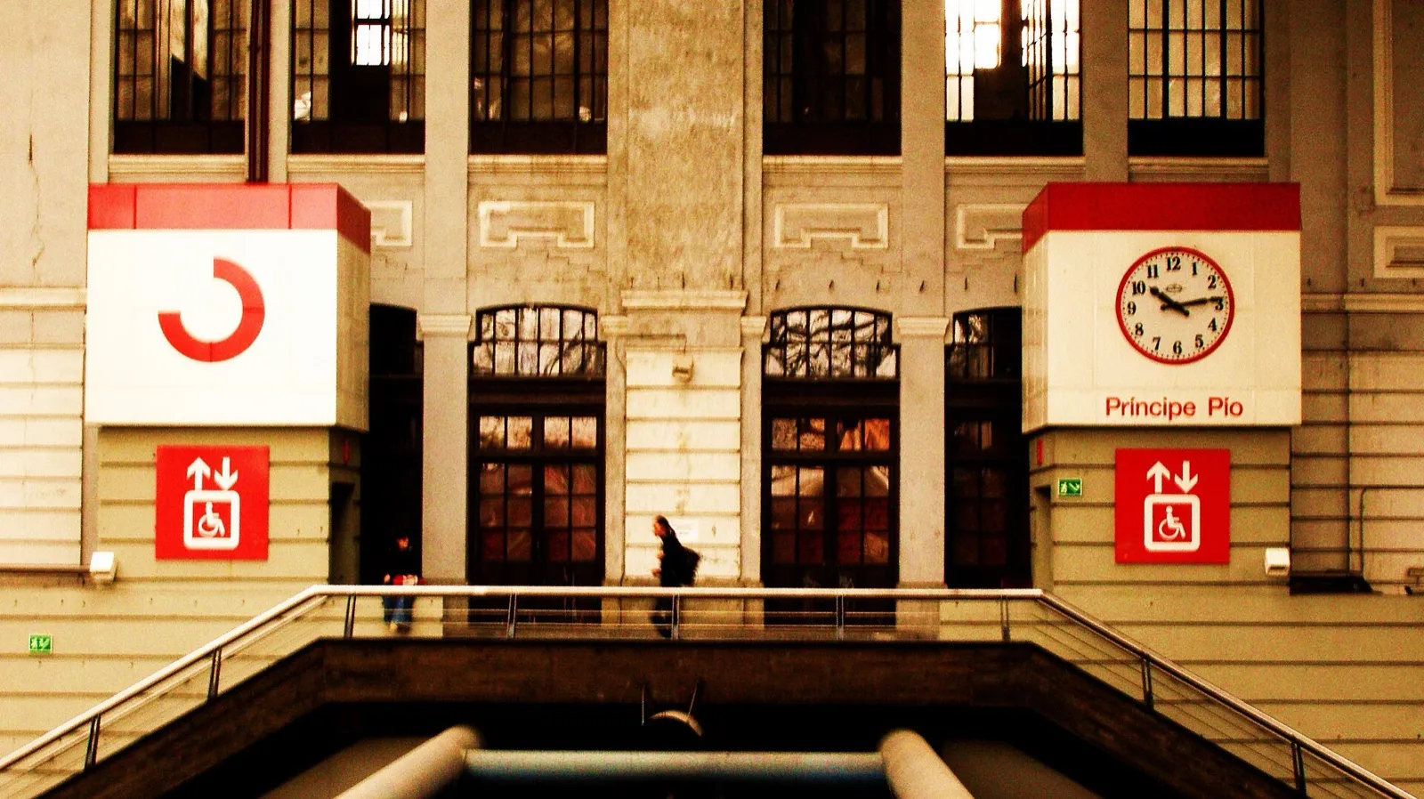 Acceso a la estación de Príncipe Pío del Metro de Madrid con las señales de ascensor accesible a ambos lados