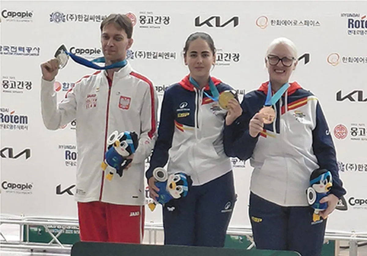 Isabel López, con la medalla de oro, en el podio del Mundial de Changwon junto al polaco Rutkowski (plata) y Sonia Rivero (bronce)