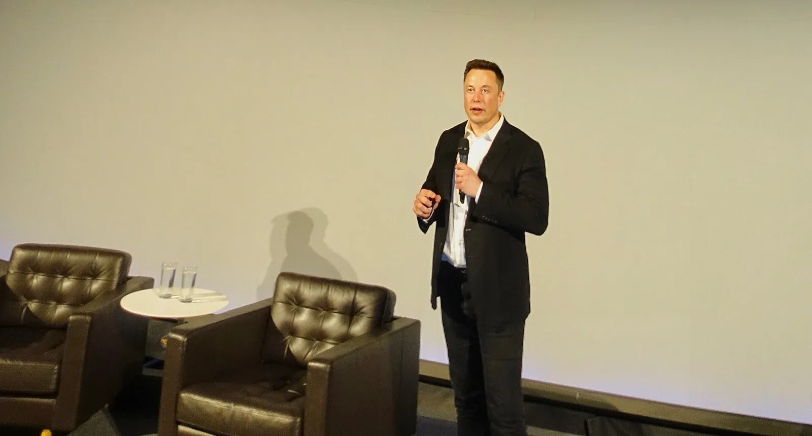 Elon Musk presenta el plan de Neuralink ante el público en un escenario