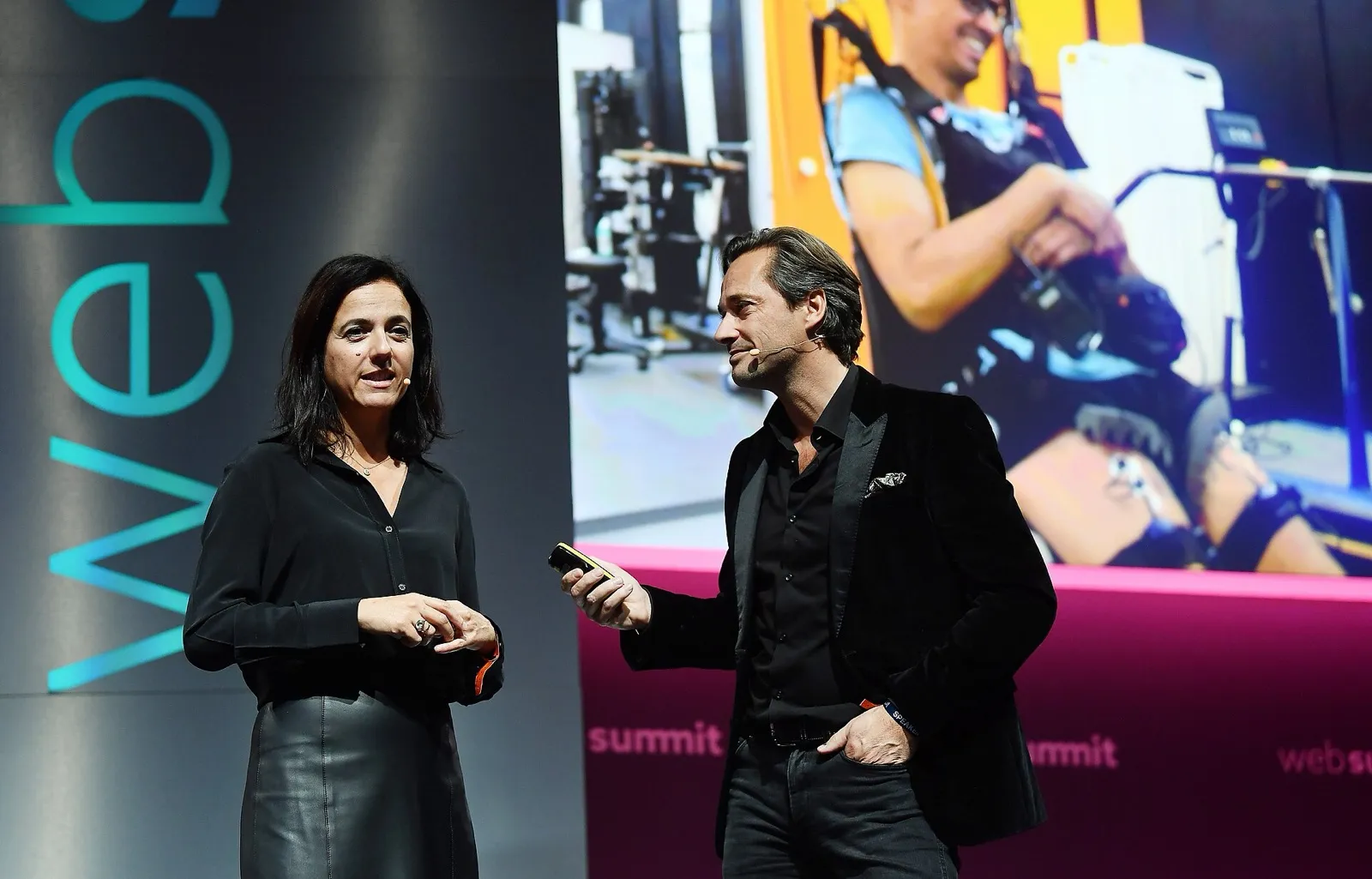 Grégoire Courtine, cofundador de ONWARD, explica en el Web Summit 2021 su terapia de estimulación medular junto a una imagen de un paciente