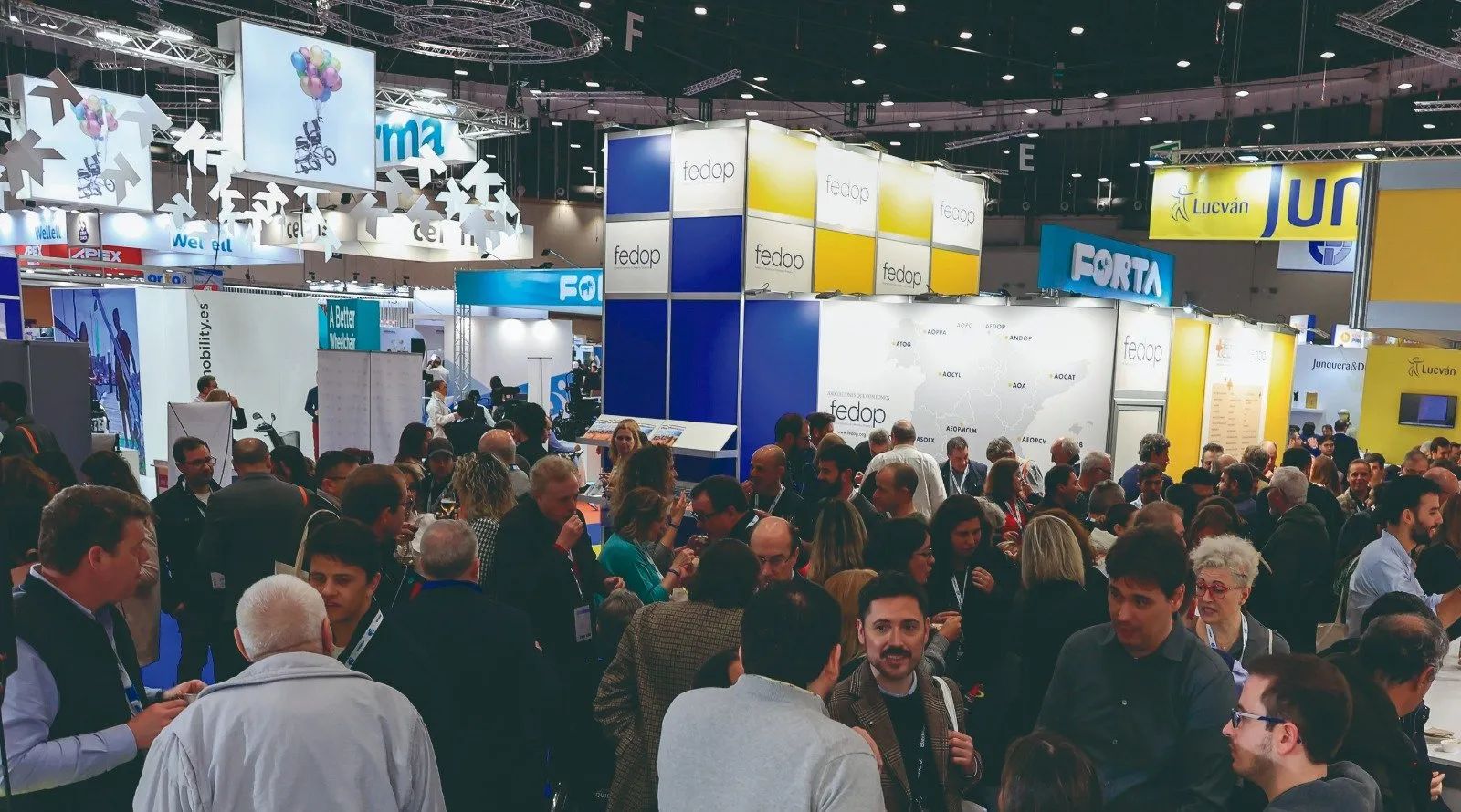 Imagen de archivo: visitantes ante el estand de FEDOP en una edición anterior de la feria Orto Medical Care