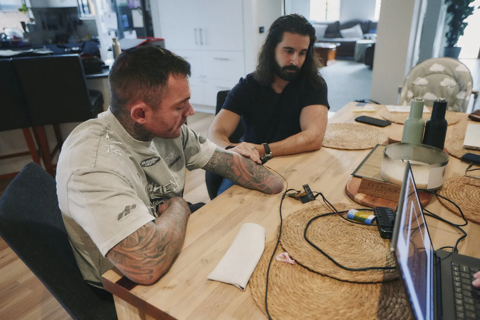 El consejero delegado de Phantom Neuro, Connor Glass, revisa el sistema con Michael Easy, primer paciente del ensayo clínico