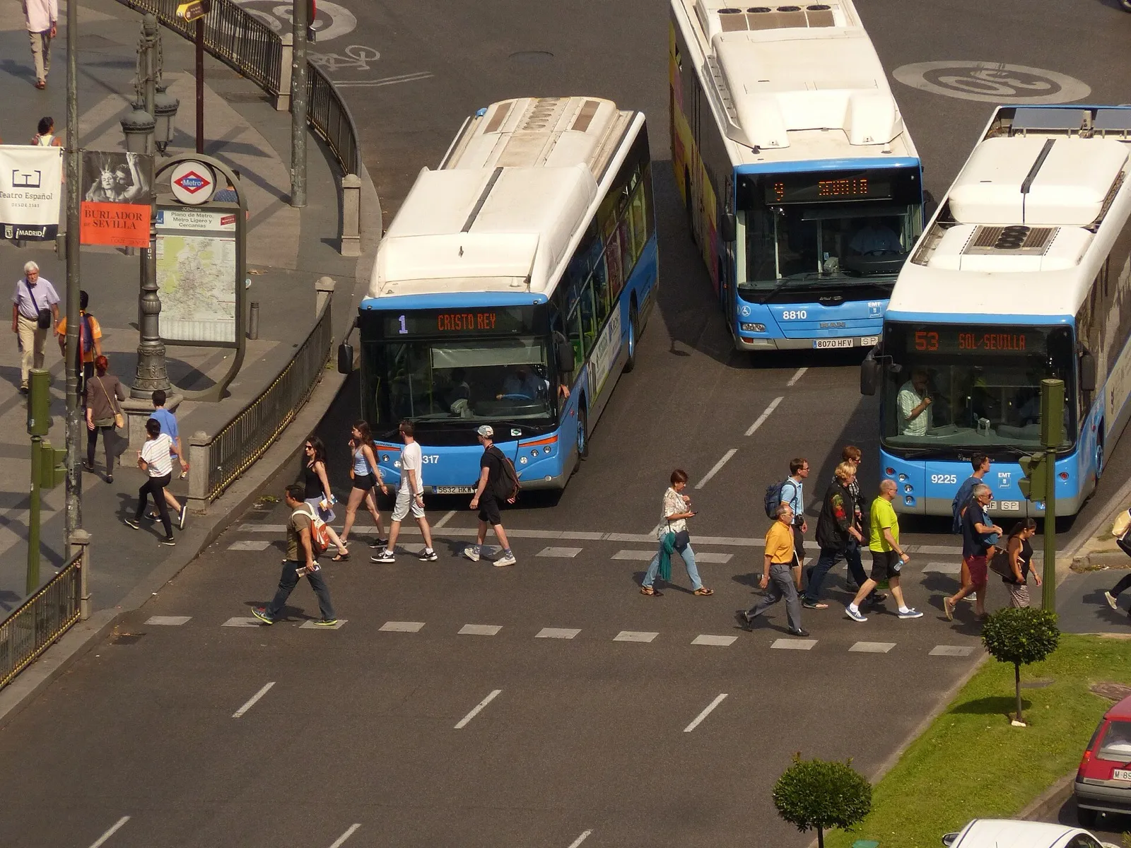 Imagen de archivo: peatones cruzan un paso de cebra en la calle de Alcalá de Madrid mientras esperan varios autobuses