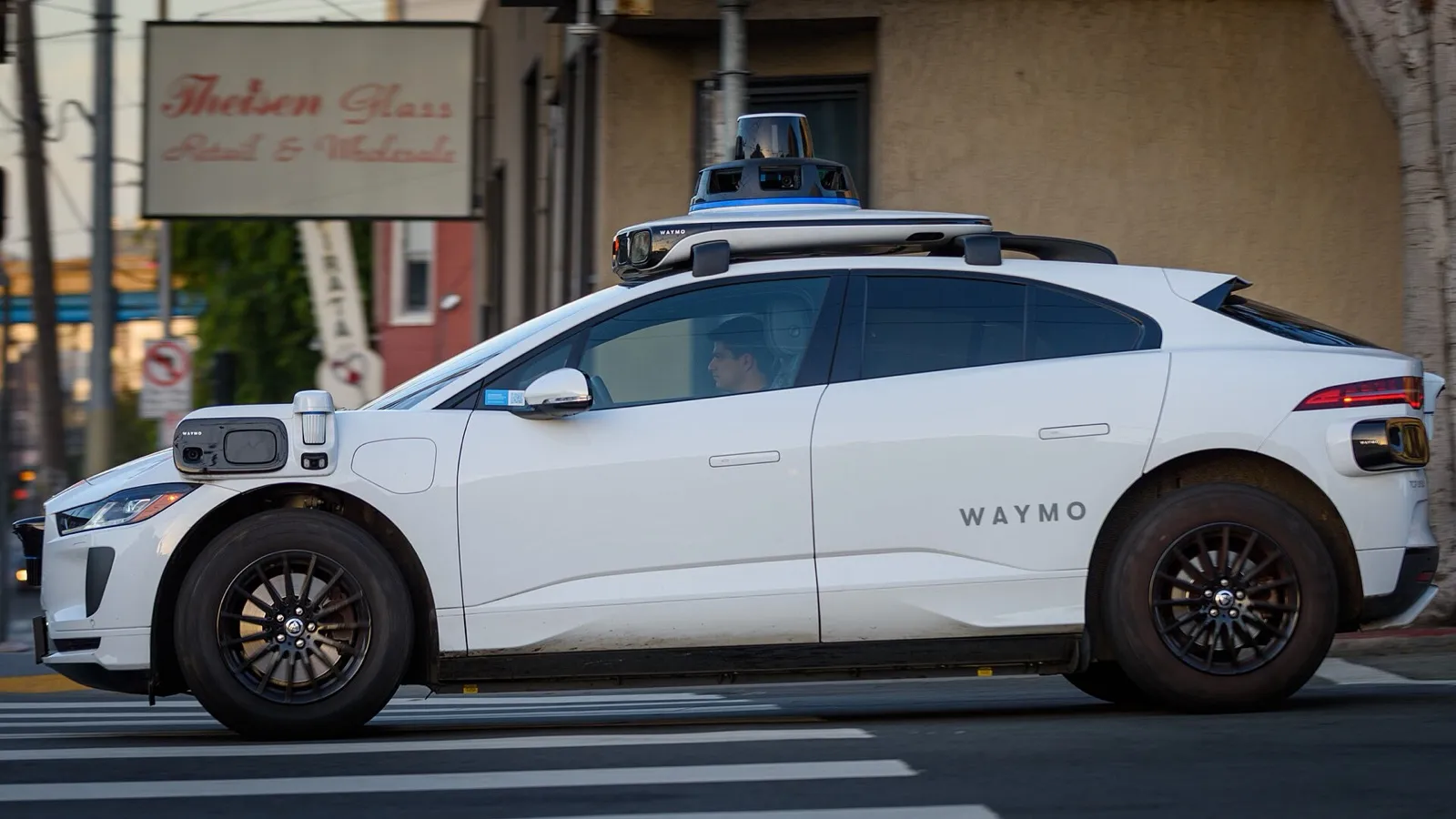 Robotaxi Waymo, un Jaguar I-Pace con sensores en el techo y los laterales (foto tomada fuera de Las Vegas)