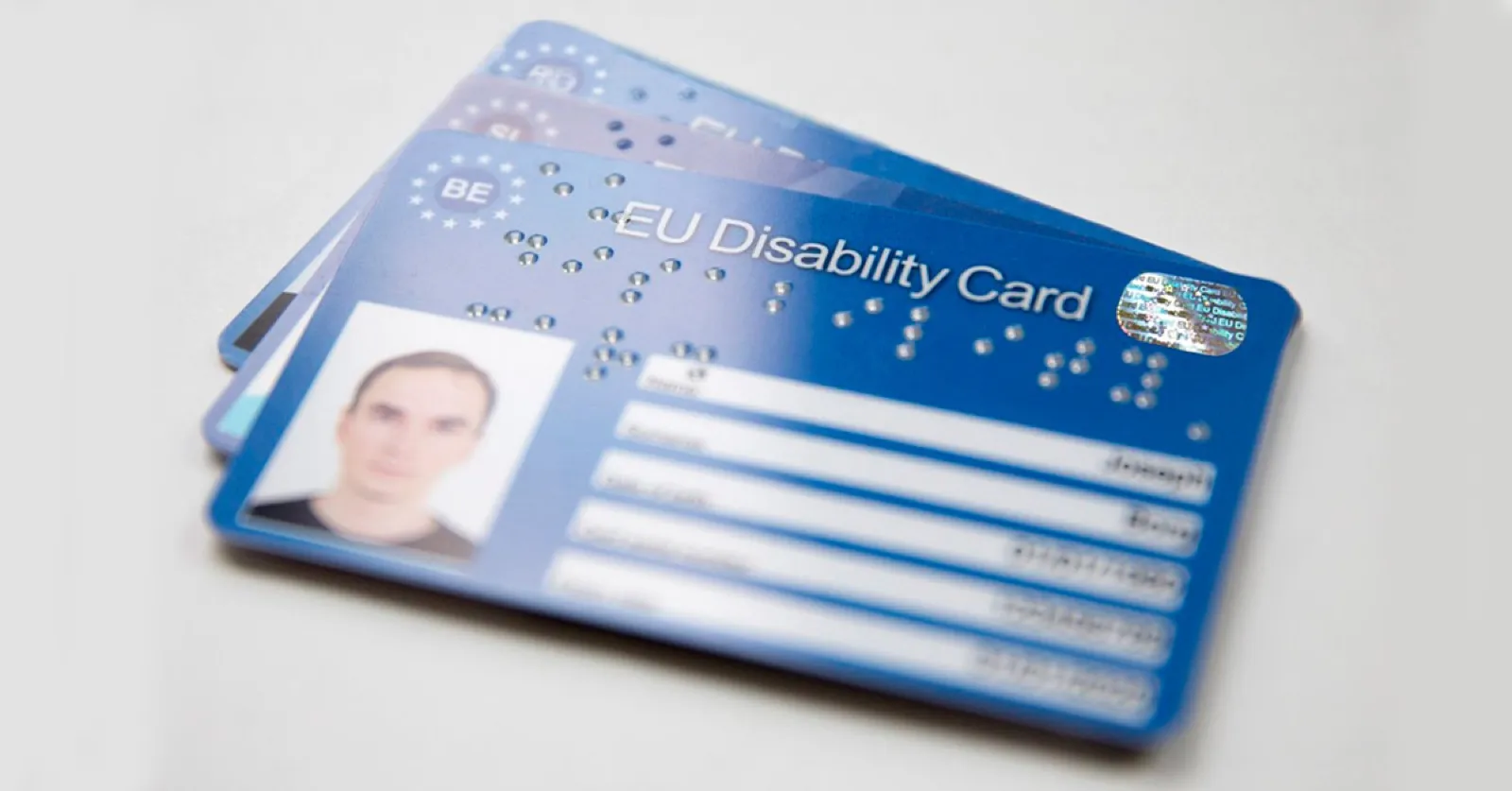 Modelo de la Tarjeta Europea de Discapacidad difundido por la Comisión Europea
