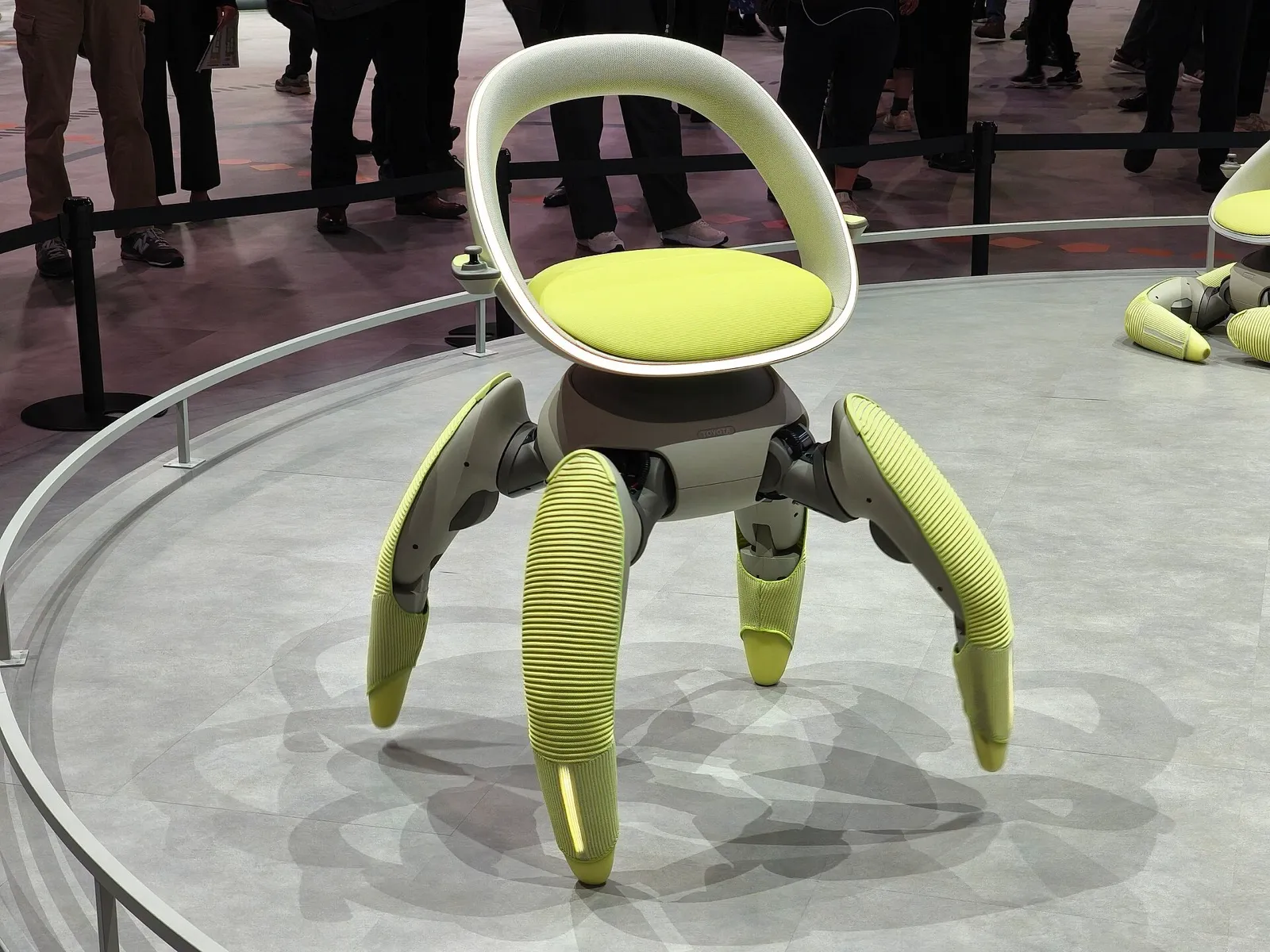 El concepto Toyota walk me, una silla con cuatro patas articuladas, expuesto en el Japan Mobility Show 2025