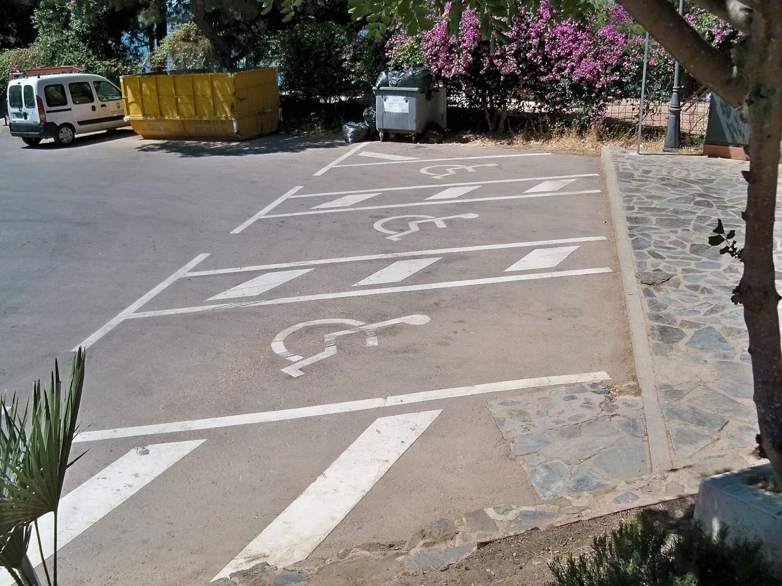 Imagen de archivo: plazas de aparcamiento reservadas para personas con movilidad reducida pintadas en el suelo de una calle de Málaga