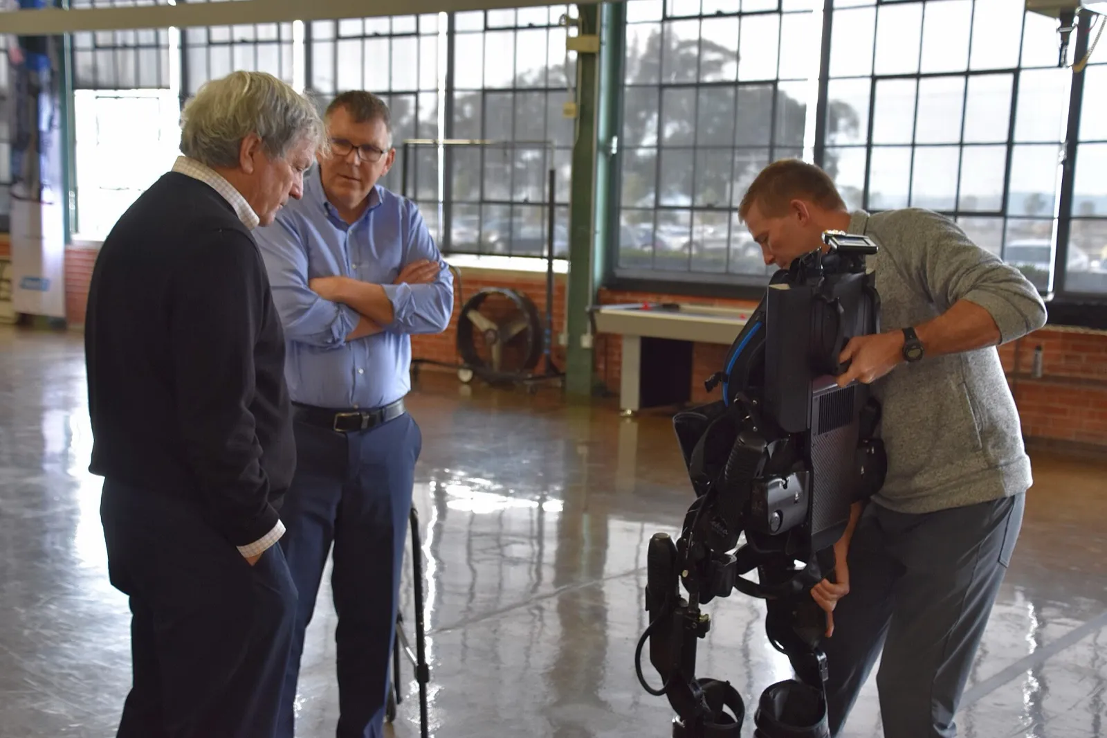 Un técnico ajusta un exoesqueleto Ekso en las instalaciones de Ekso Bionics en Richmond (California)